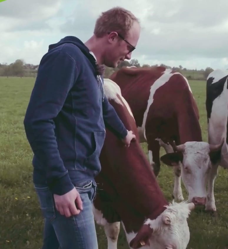 Agriculteur proche de ses vaches