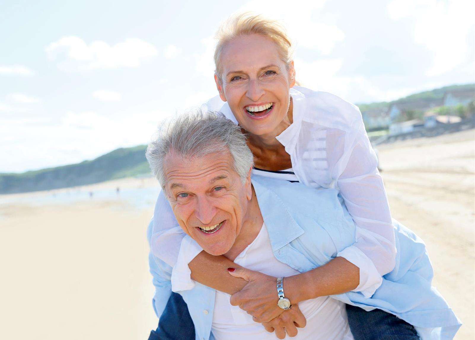 Couple dynamique de séniors sur la plage